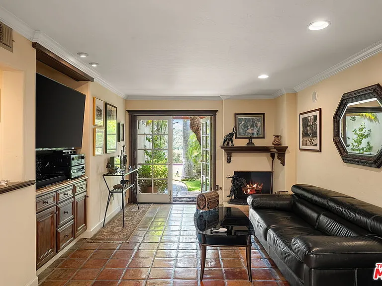 2528 Angelo Dr — Photo 10