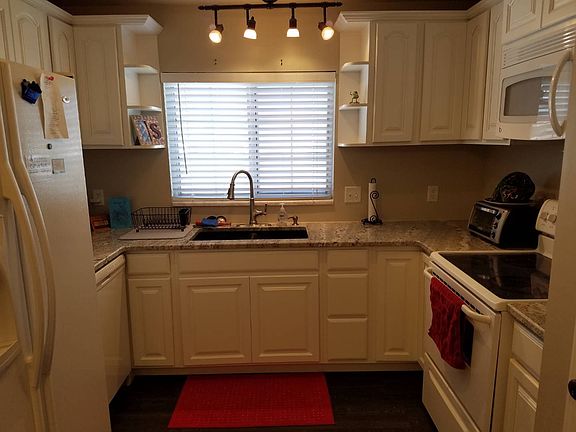 3rd image of 2871 S Berkshire Cir