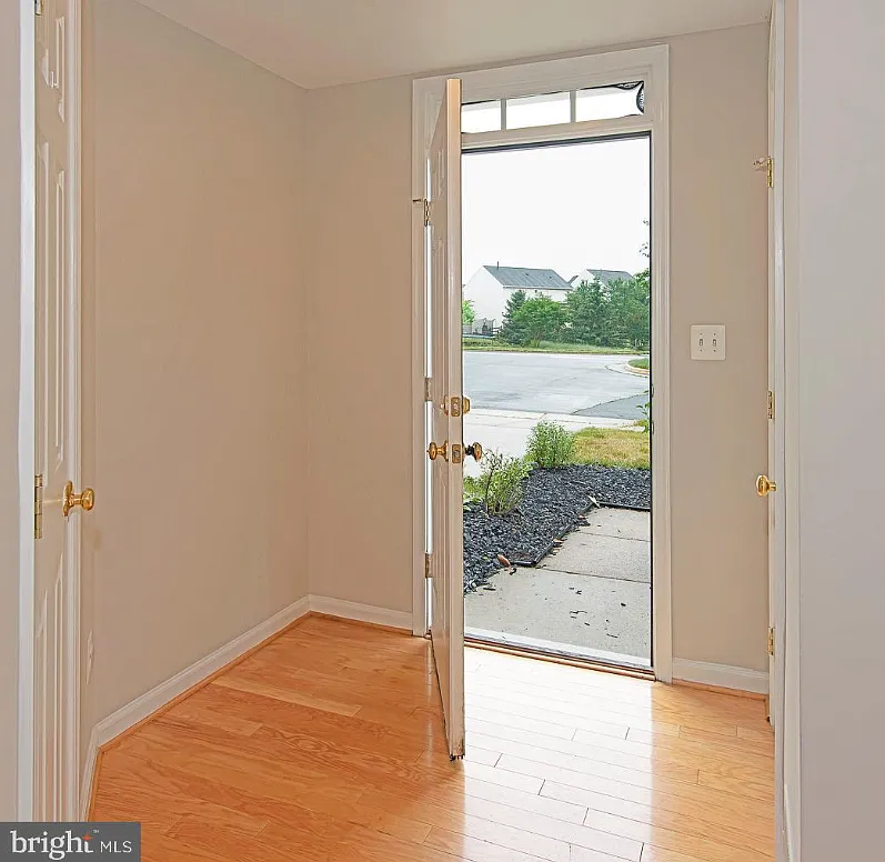 3 bed, 2.5 bath, 2108 sqft, $3,400 — Photo 2