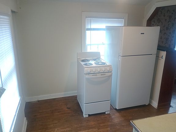 4th image of 950 1/2 N Faulkner Ave #1