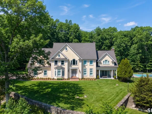 48 Coach Light Drive, Woodbury, CT 06798