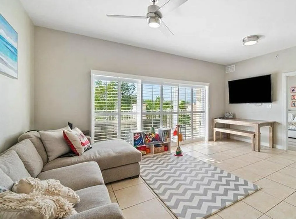 2 bed, 2.0 bath, 1001 sqft, $4,500 — Photo 3