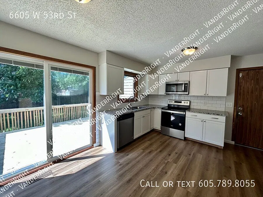 HUGE 4 Bedroom 3 Bathroom House! — Photo 2