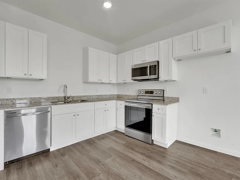 1608 Ash Crescent St — Photo 6
