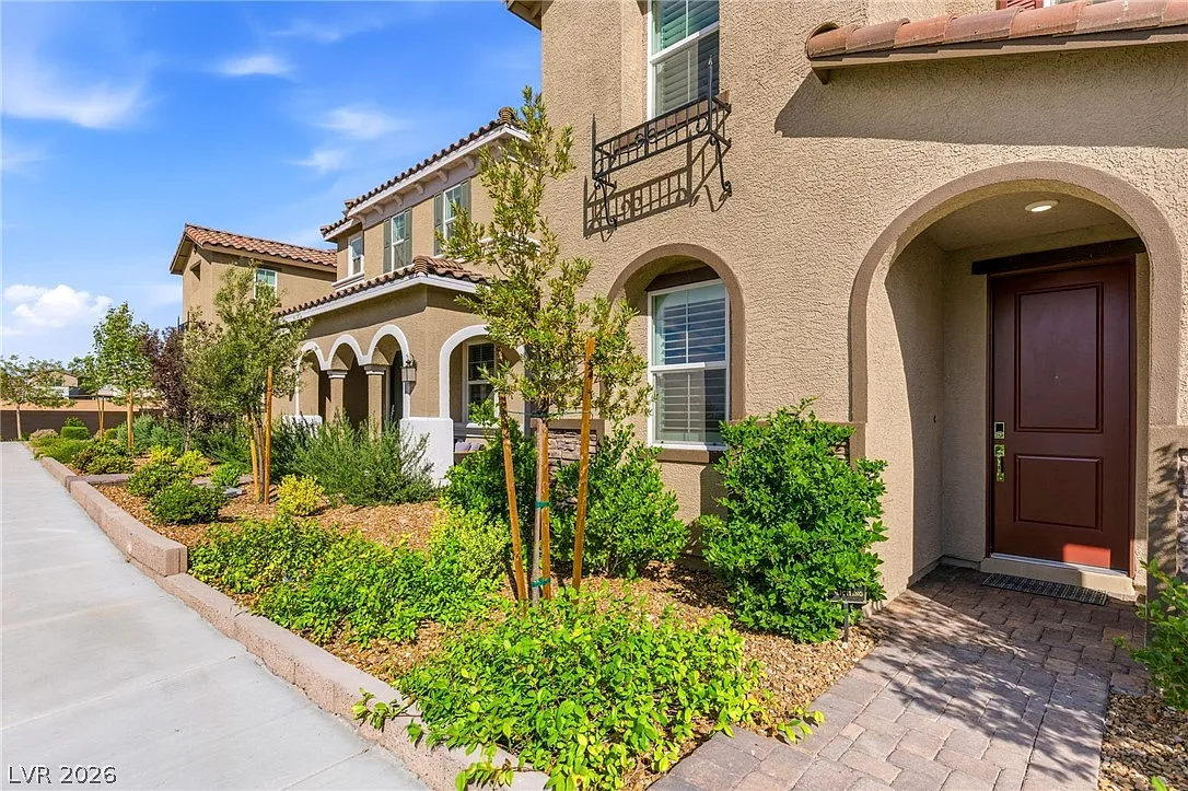 4 bed, 3.0 bath, 2040 sqft, $2,700 — Photo 2