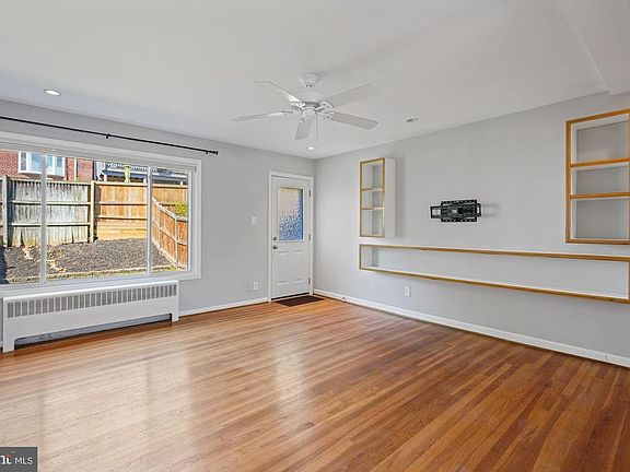 3rd image of 204 Aspen St