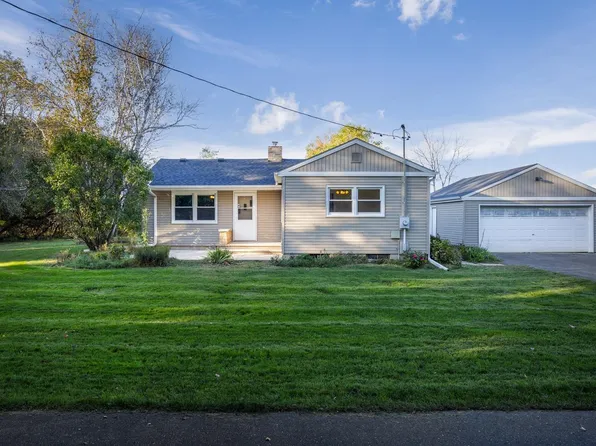 41 E Royal Vale Rd, Edgerton, WI 53534