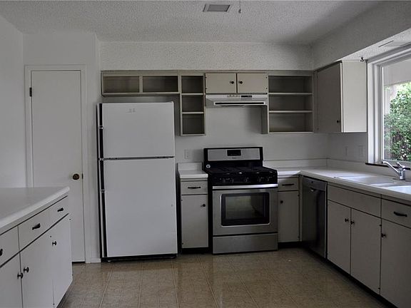 3rd image of 10010 Barrington Cv