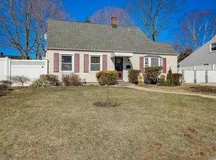 10 Primrose Ln, Levittown, NY 11756