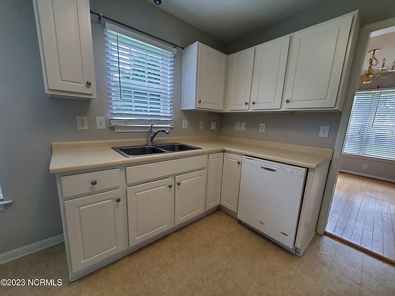 5th image of 301 Knoll Cir
