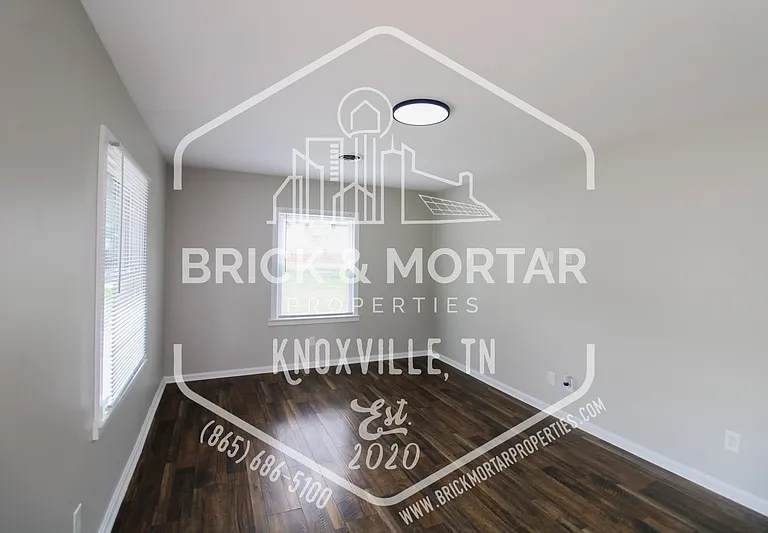 907 Cherokee St — Photo 2