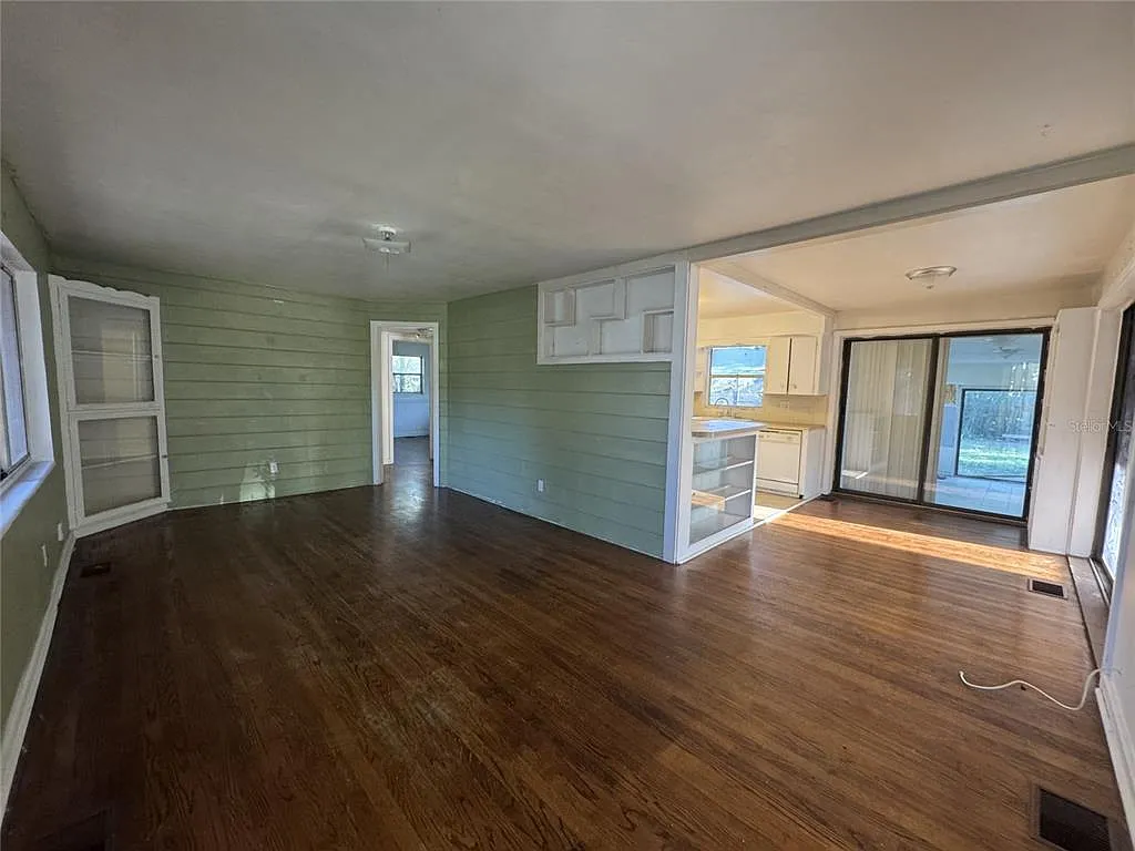 3 bed, 1.0 bath, 902 sqft, $1,095 — Photo 2