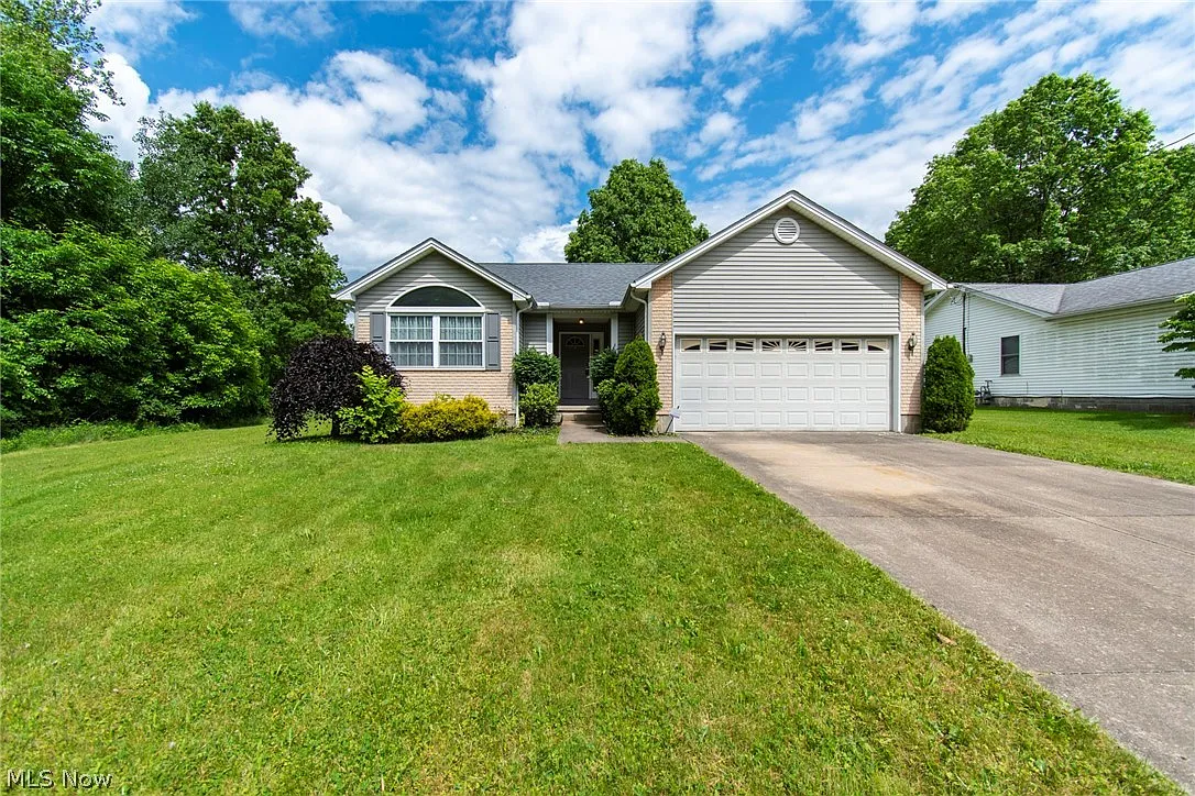 140 Aurora Cir photo 1