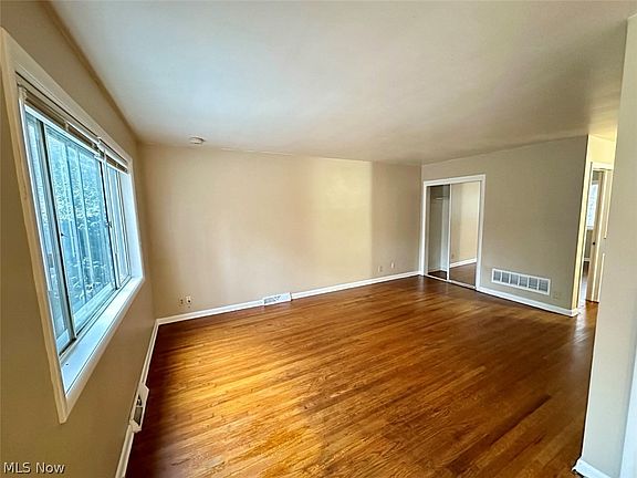4th image of 469 Kathleen St