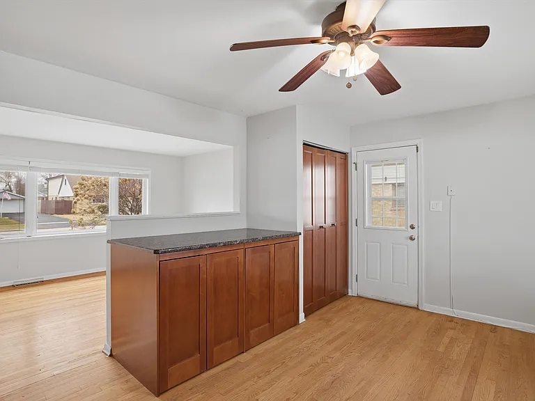 8912 Windsor Ln — Photo 5