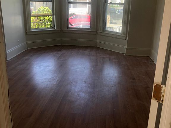 4th image of 498 Colorado Ave Floor 1