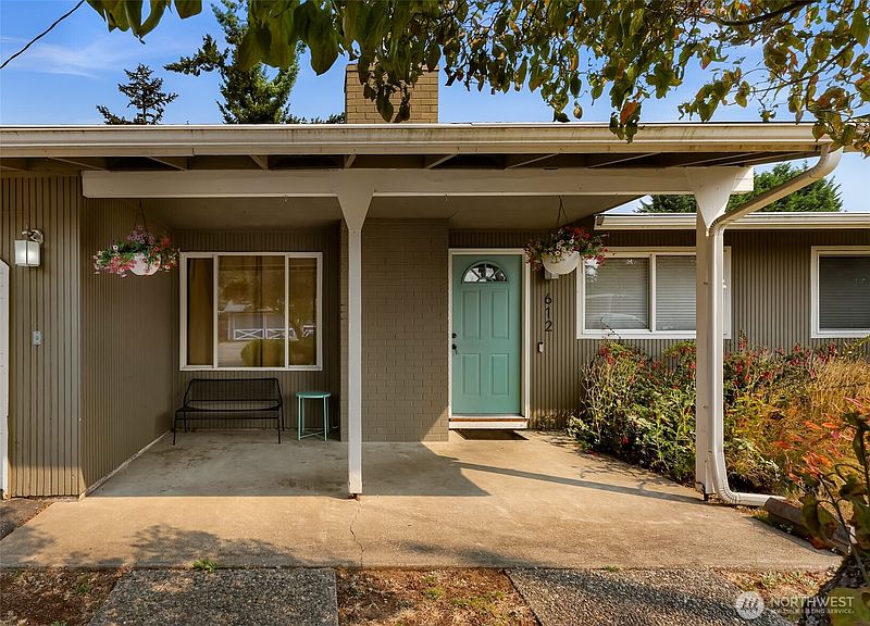 3rd image of 612 S 188th Street