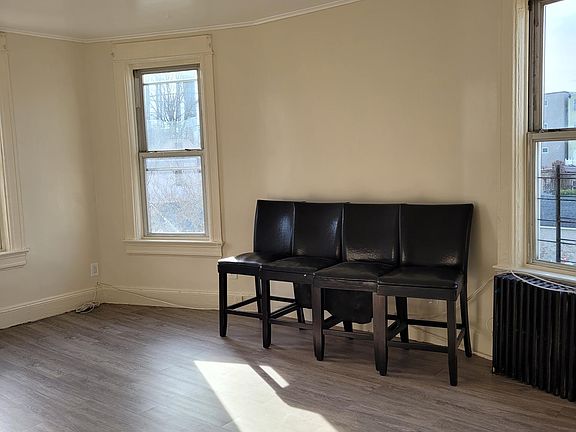 3rd image of 24 William St Floor 3