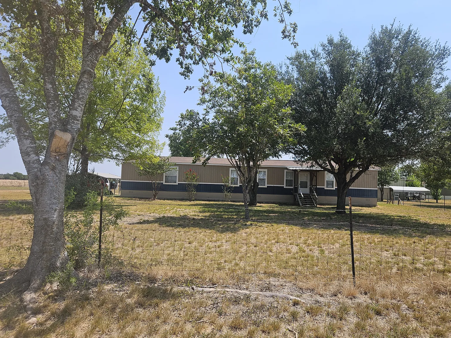 3 bed, 1240 sqft, $1,425 — Photo 1