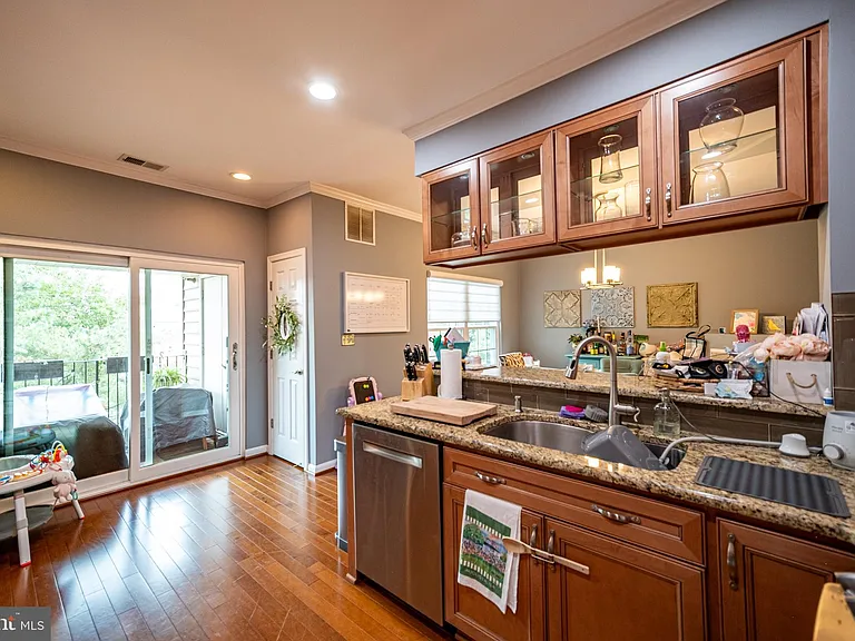 1639 Hunting Creek Dr #B — Photo 2