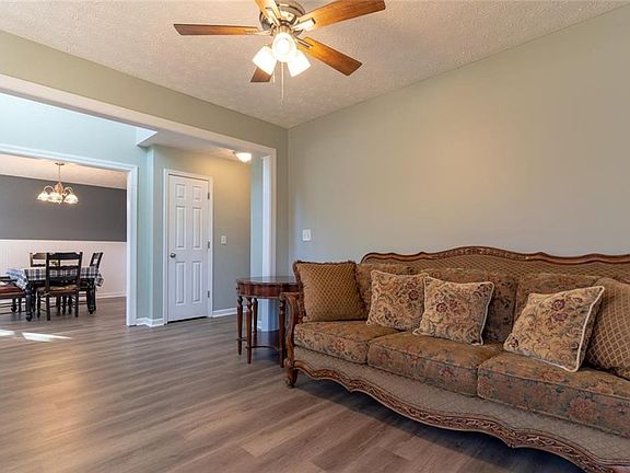 5th image of 25 Shadowbrook Ct