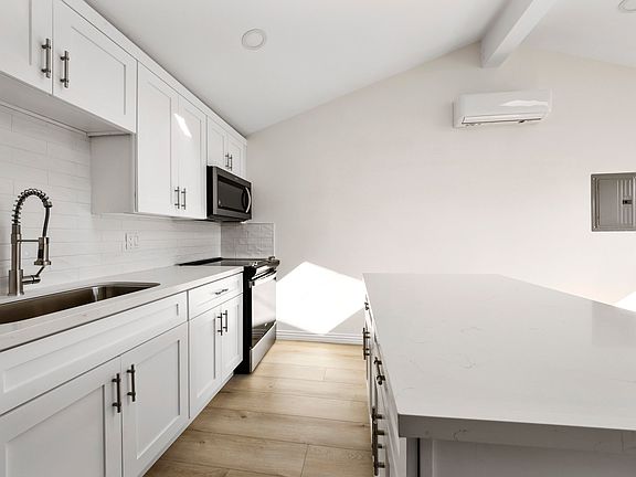 4th image of 13118 Cordary Ave #B
