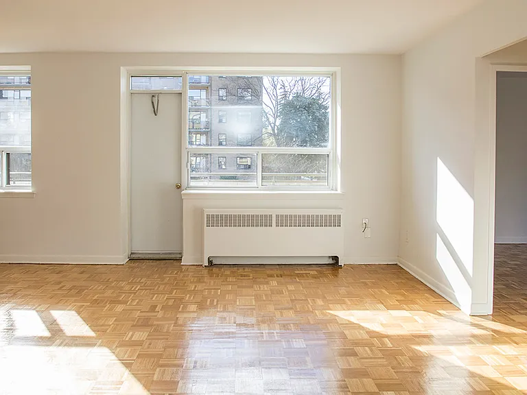 27 Thorncliffe Park Dr — Photo 4