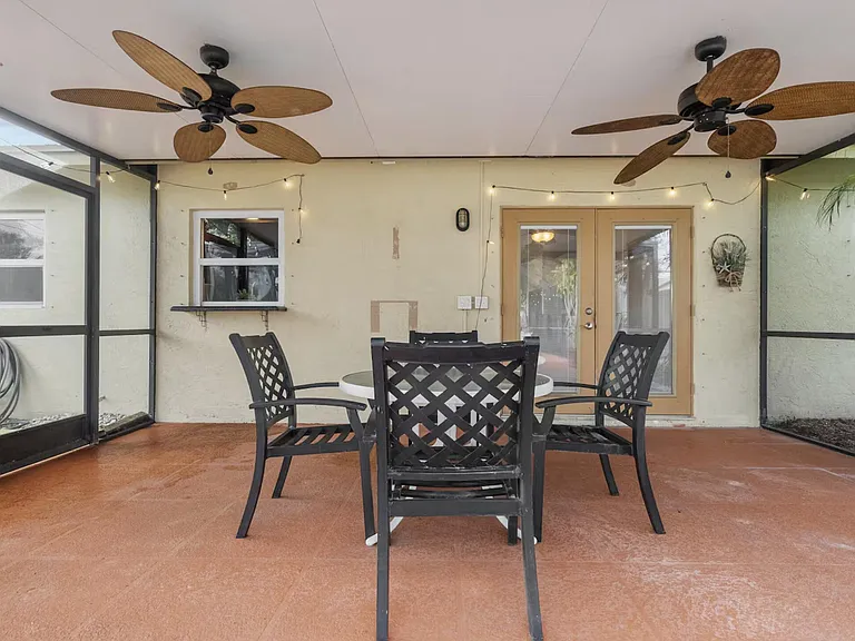 991 SE Walters Ter — Photo 19