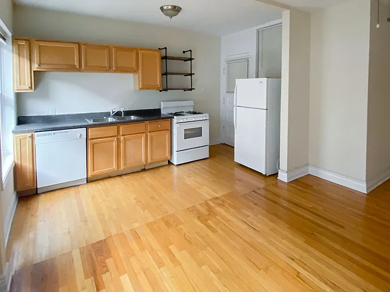 5208-14 N. Damen / 2000-10 W. Foster — Photo 24