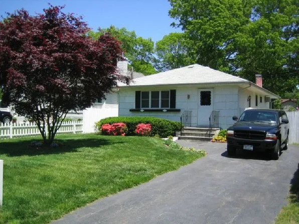 92 Revilo Ave, Shirley, NY 11967