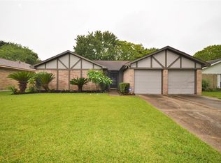435 Buoy Rd, Webster, TX 77598