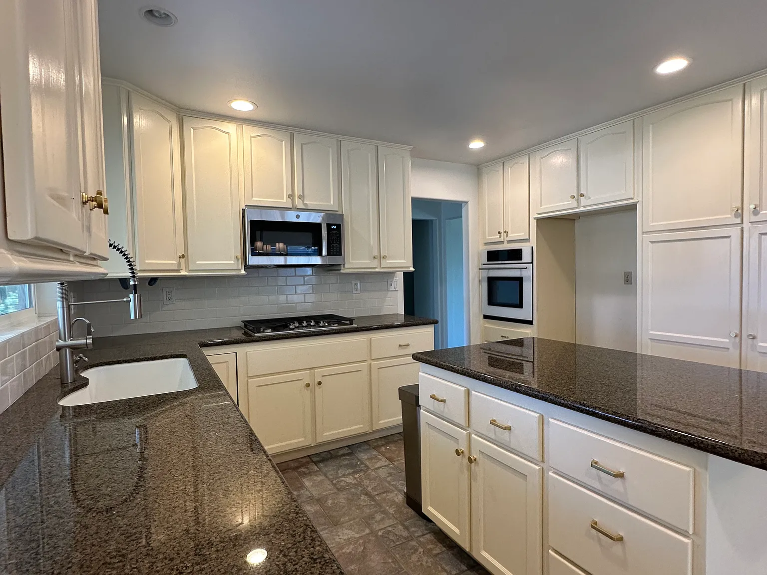 3 bed, 1424 sqft, $4,950 — Photo 3