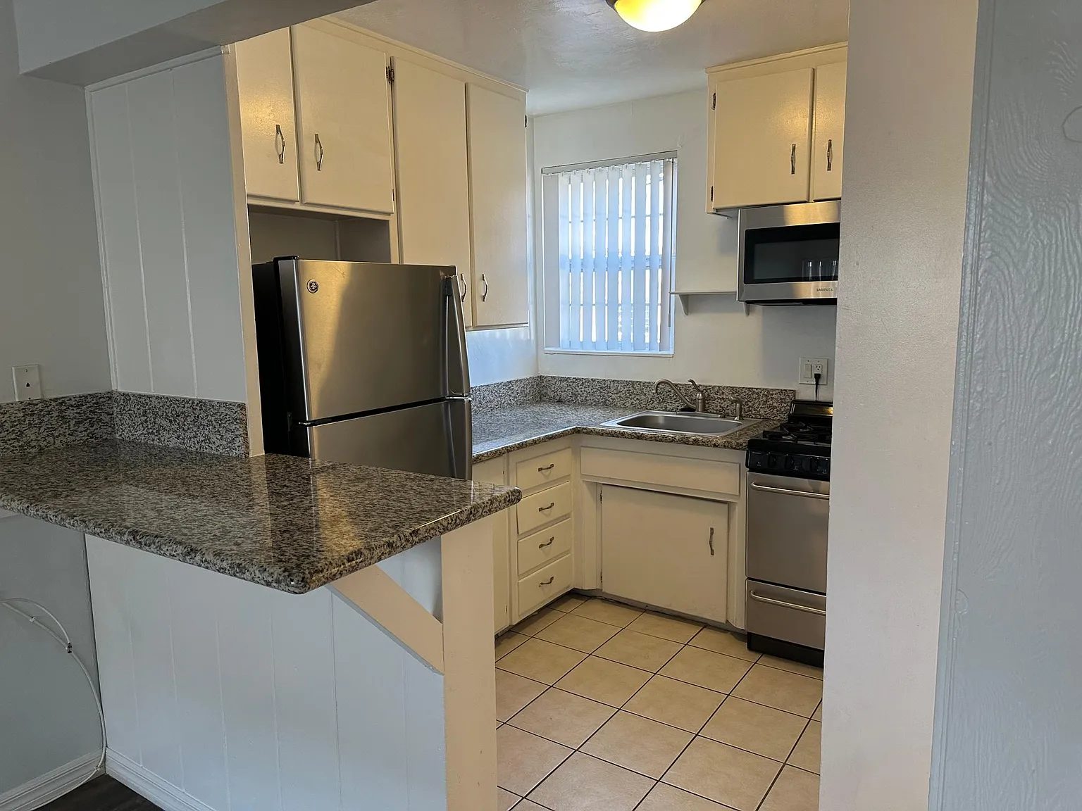 Studio, 400 sqft, $1,975 — Photo 3