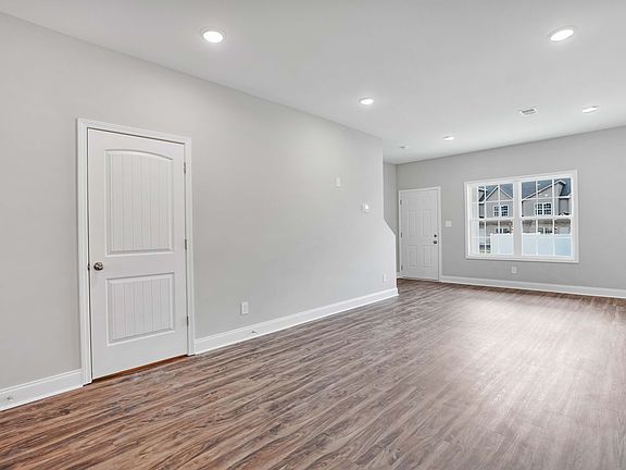 5th image of 541 New South Dr #401