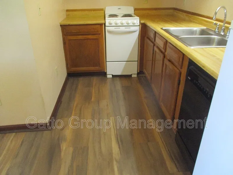 2 bed, 1.0 bath, 908 sqft, $1,175 — Photo 3