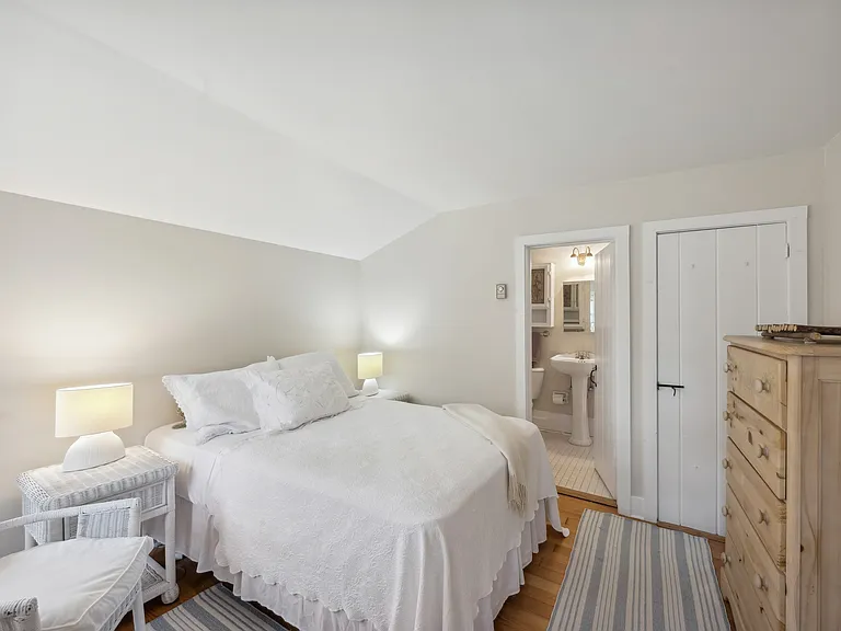 31 Wainscott Stone Rd — Photo 16