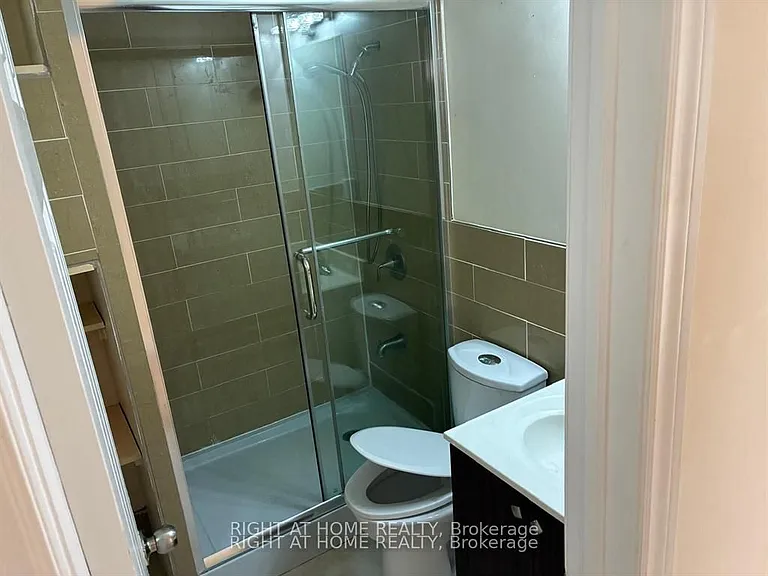 29 Roxanne Cres — Photo 5