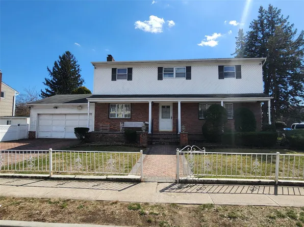 760 E Carl Avenue, Baldwin, NY 11510