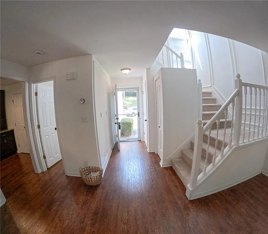3 bed, 3.5 bath, 2140 sqft, $3,200 — Photo 2