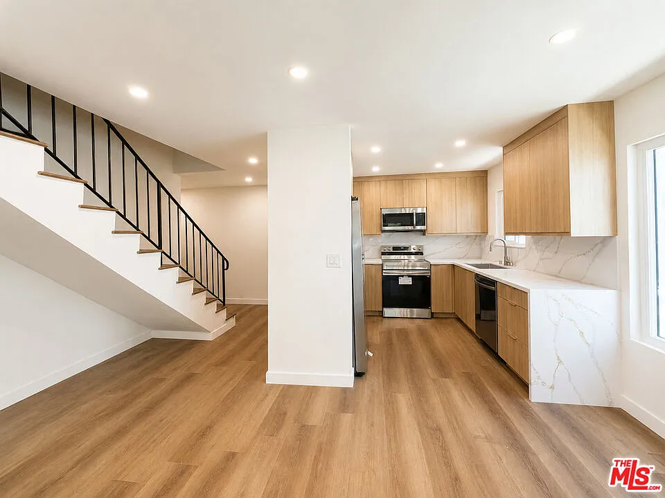 2 bed, 2.5 bath, 1400 sqft, $4,250 — Photo 2