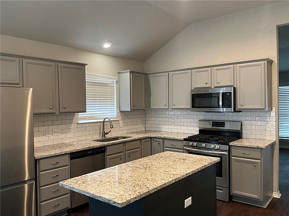 5th image of 805 Azalea Ct