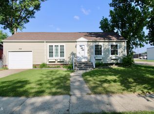 302 1st St SE, Crosby, ND 58730