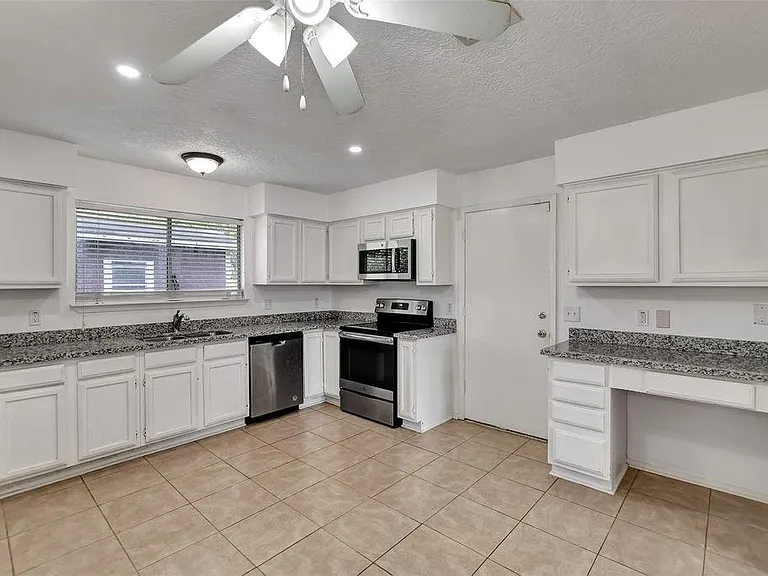 1311 Oak Hollow Dr — Photo 10