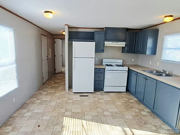 3rd image of 828 Elizabeth St