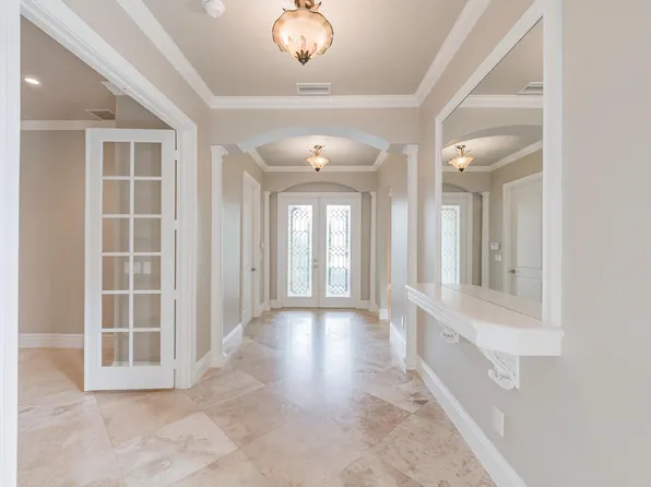 2850 Coco Lakes Ct, Naples, FL 34105