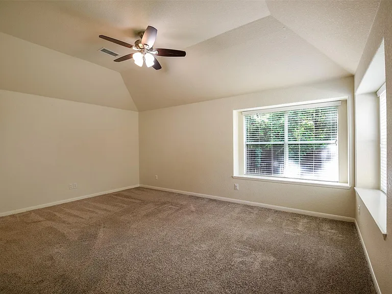 22 Hobbit Glen Dr — Photo 11