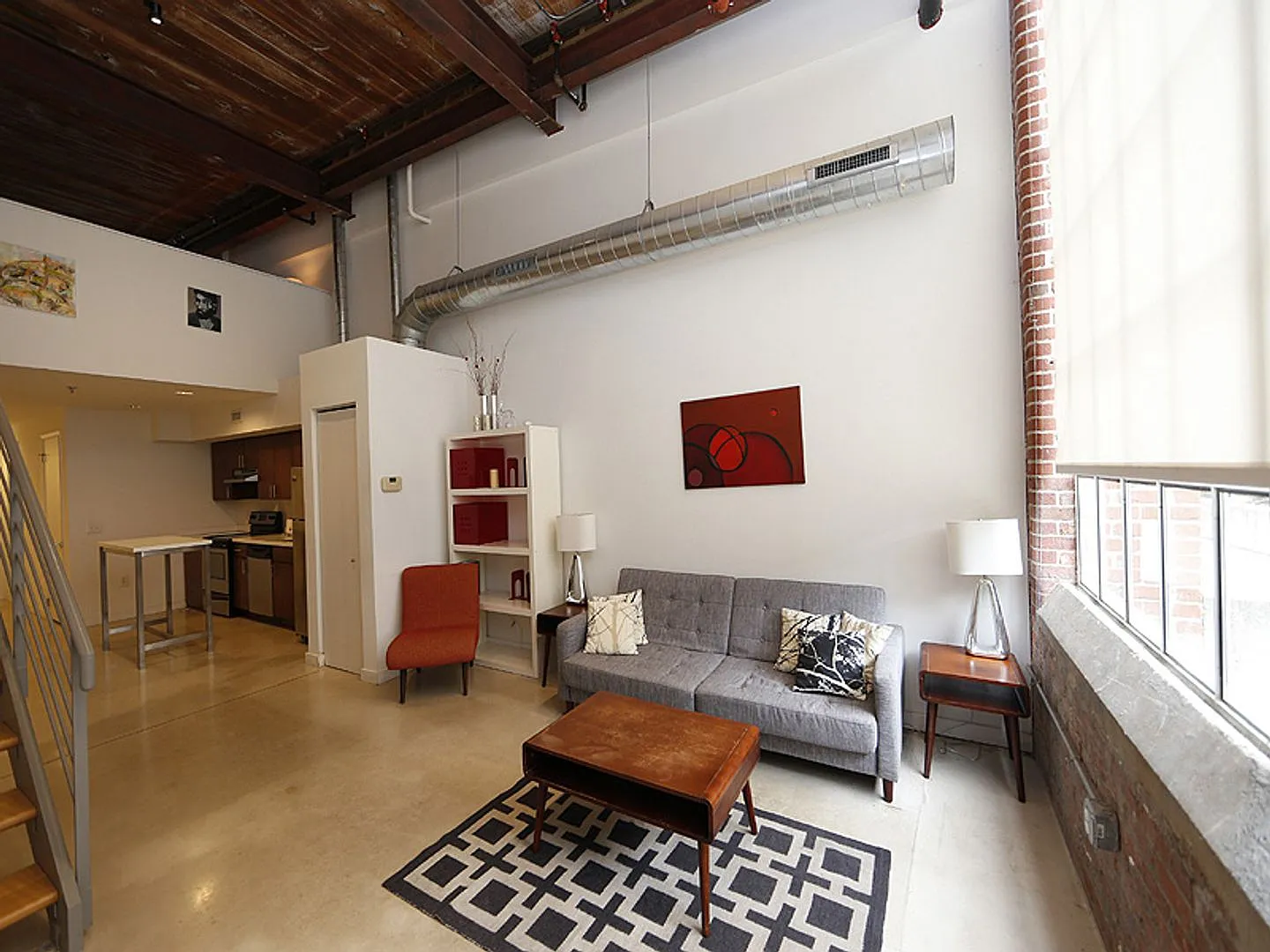 807 E Main St — Photo 2