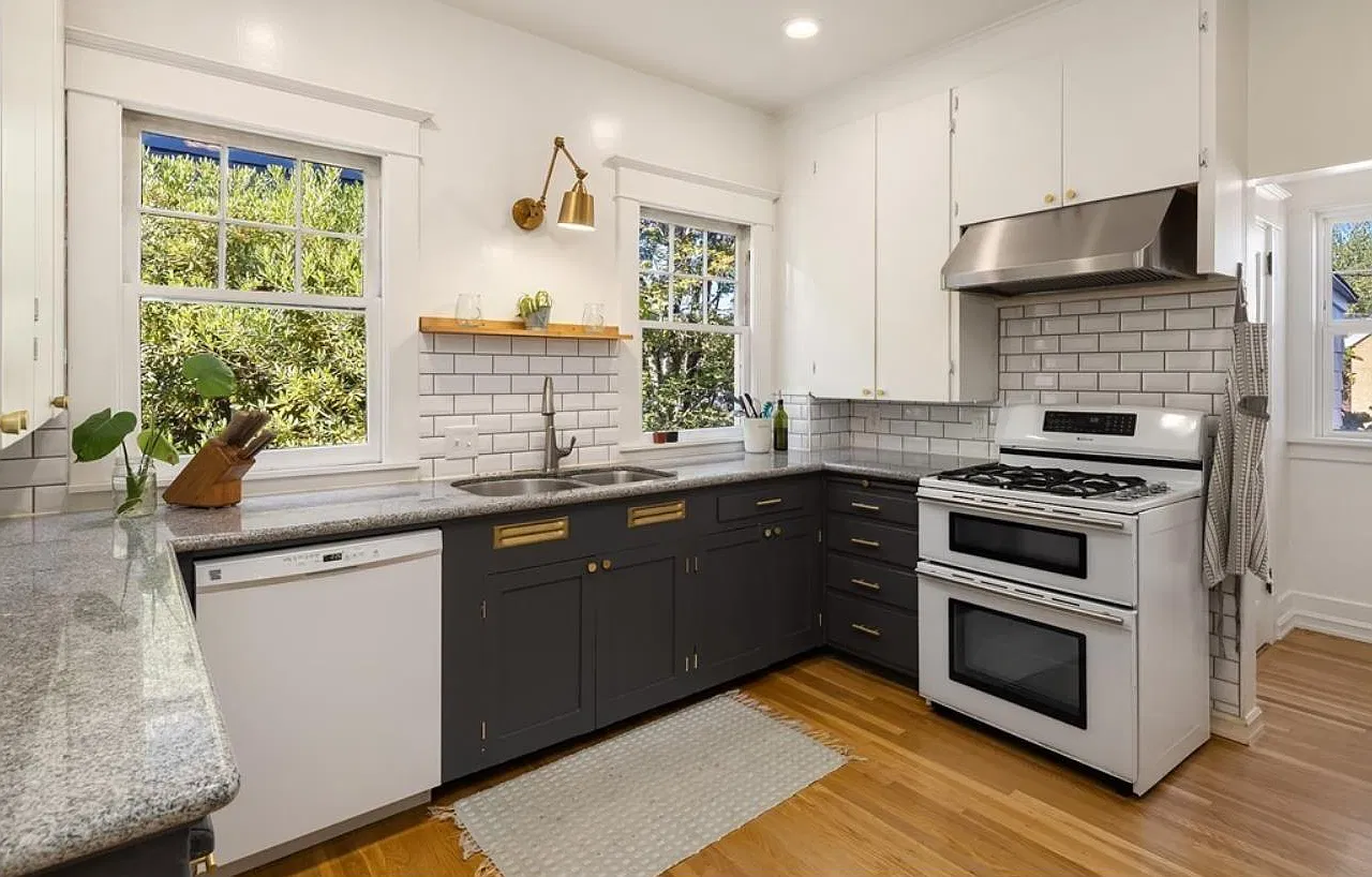 7 bed, 2470 sqft, $9,750 — Photo 2