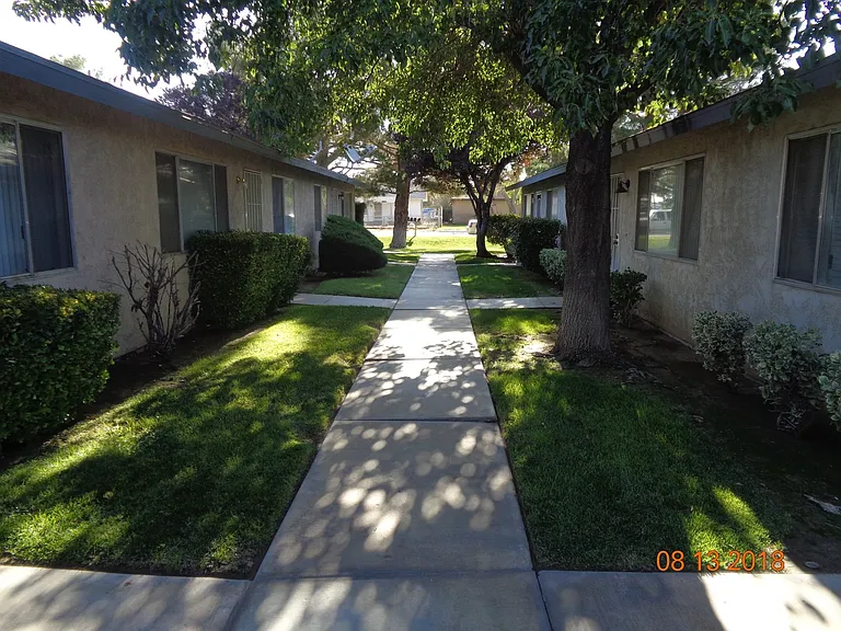 2821 Desert St — Photo 3