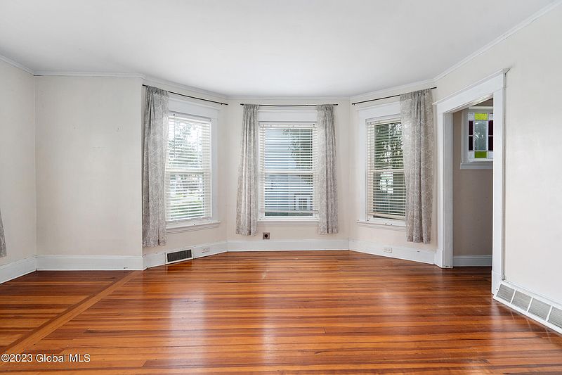 5th image of 121 Bruce Street